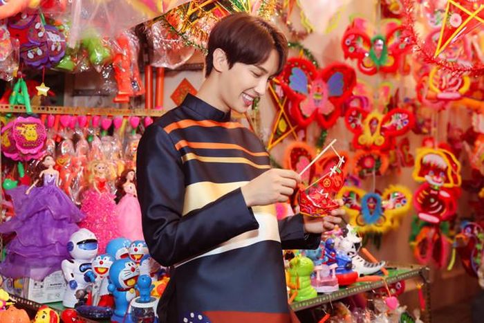 “Ở Hàn Quốc, Tết trung thu được gọi là Chuseok và kéo dài đến 3 ngày. Trong những ngày này, gia đình chúng tôi sum họp, đến phần mộ của tổ tiên. Dù cơ bản khá giống nhau vì văn hóa Châu Á nhưng đây là lần đầu tiên tôi được tận tai, tận mắt trải nghiệm Tết này tại Việt Nam”, Park Jung Min hào hứng chia sẻ.