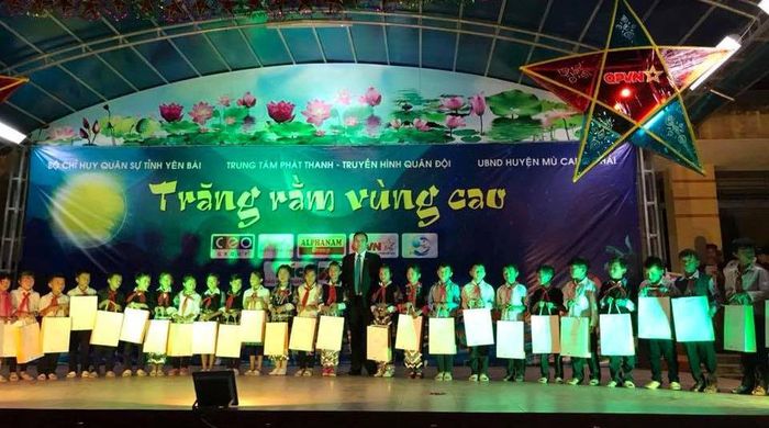  Niềm vui của các em học sinh đón nhận món quà Chương trình trao tặng.