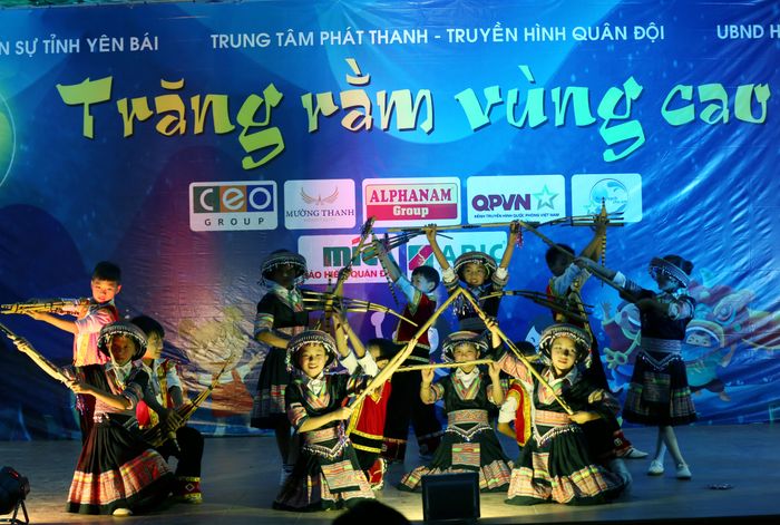  Tiết mục biểu diễn văn nghệ do các em học sinh Trường PTDT bán trú - Tiểu học – THCS Chế Cu Nha biểu diễn.