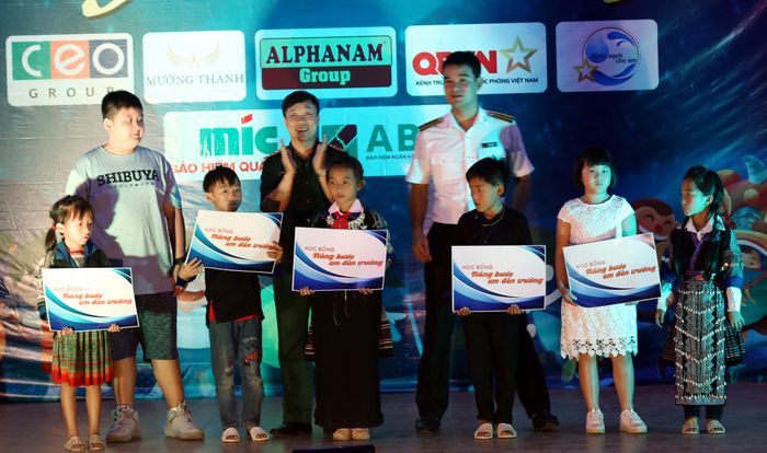 Trung tâm Phát thanh – Truyền hình quân đội trao học bổng “Nâng bước em đến trường” tặng 5 em của Trường PTDT bán trú - Tiểu học – THCS Chế Cu Nha.