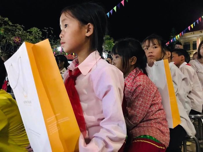  Niềm vui rạng ngời của các em tham gia Chương trình “Trăng rằm vùng cao”.
