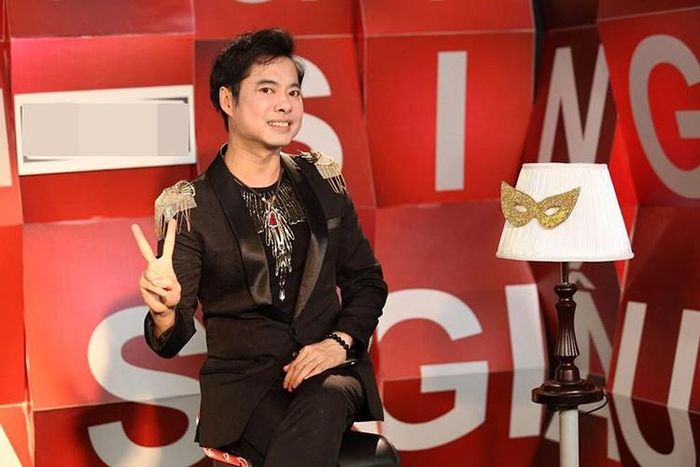 Bị dư luận cho rằng khùng, điên, biến thái, Ngọc Sơn đáp trả: “Mọi người muốn nói câu nào vui thì tôi cũng vui. Tôi là bác sĩ tâm thần mà đi cãi nhau với đám bệnh nhân tâm thần thì còn gì là bác sĩ”.
