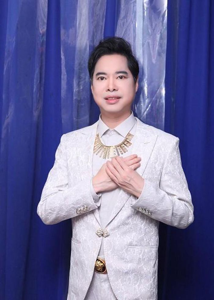 Loạt phát ngôn gây sốc của Ngọc Sơn không thể không kể đến lời khẳng định chắc nịch anh còn trinh. “Bề ngoài đôi chút hao mòn, nhưng trong nội thất vẫn còn nguyên xi. Vâng, Ngọc Sơn đau lòng vì vẫn còn zin”, nam ca sĩ nói. 