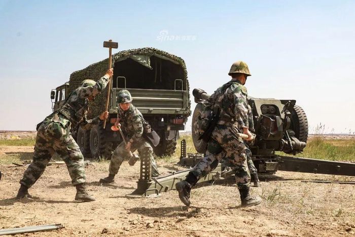 Loại pháo kéo hay được bộ binh Trung Quốc sử dụng để huấn luyện là pháo D30 do Liên Xô sản xuất. Nguồn ảnh: Sina.