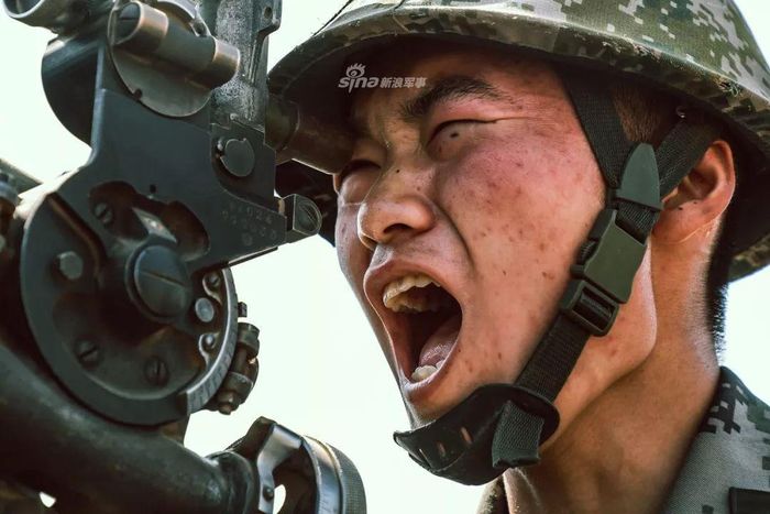 Kế toán pháo binh sau khi tính toán sẽ lấy đường ngắm chuẩn, sẵn sàng chuẩn bị khai hỏa. Nguồn ảnh: Sina.