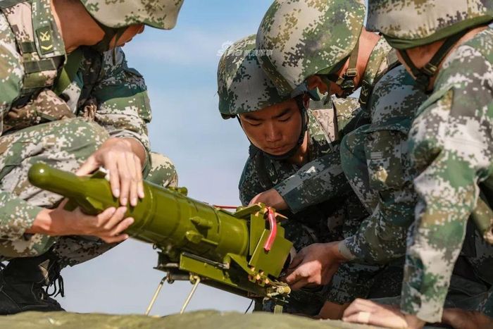 Phiên bản do Trung Quốc tự sản xuất và trang bị mang tên HJ-73 hay Hồng Tiễn 73, được đưa vào trang bị trong Lục quân Trung Quốc từ năm 1979. Nguồn ảnh: Sina.