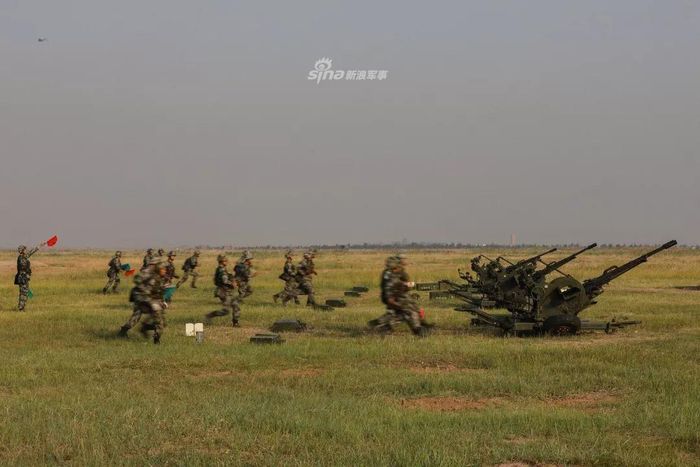 Với hỏa lực phòng không, để đảm bảo an toàn nhất cho trận địa pháo nhưng cũng nâng cao tính cơ động, các loại pháo phòng không cỡ nhỏ như ZU-23-2 hoặc PG-99 sẽ được sử dụng kèm theo với đó là các tên lửa phòng không vác vai. Nguồn ảnh: Sina.
