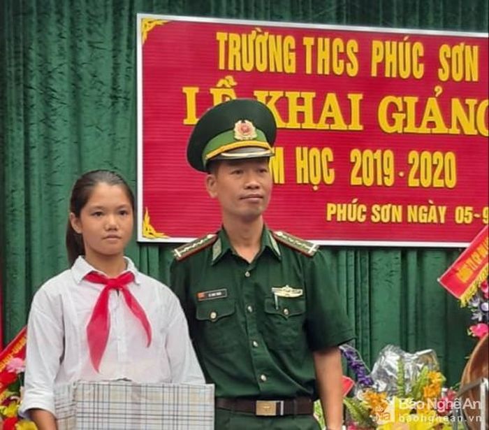 Thượng úy Lê Anh Tuấn tặng quà cho em Thương nhân dịp khai giảng năm học mới. Ảnh: Hải Thượng