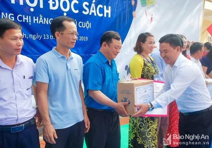 Trao 8.000 quyển sách cho 20 trường tiểu học trên địa bàn huyện Yên Thành. Ảnh: Anh Tuấn