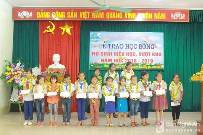 17 em học sinh nữ có hoàn cảnh đặc biệt khó khăn được được nhận học bổng.