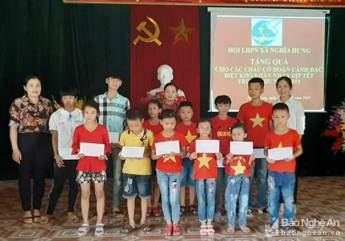 Tặng quà cho các em học sinh có hoàn cảnh đặc biệt khó khăn xã Nghĩa Hưng. Ảnh: Minh Thái