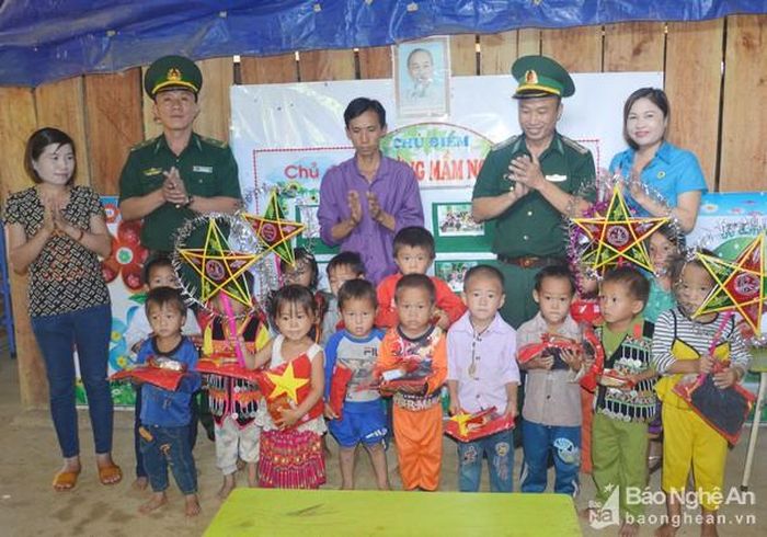 Cán bộ, chiến sỹ Đồn Biên phòng Tri Lễ mang không khí Trung thu đến với bản vùng cao biên giới Huồi Luống. Ảnh: Phương Linh