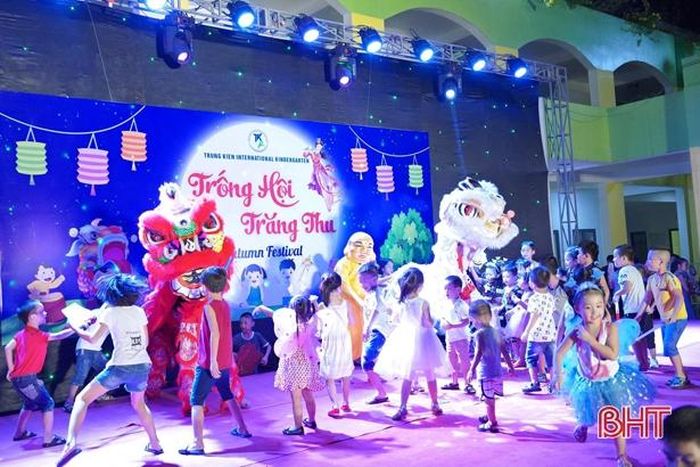 Lân sư mang đến cho các em nhỏ những đêm hội sôi động, ý nghĩa