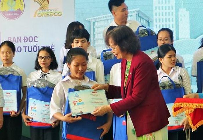 Đại diện Quỹ Khuyến học, khuyến tài tỉnh trao học bổng cho tân sinh viên. 