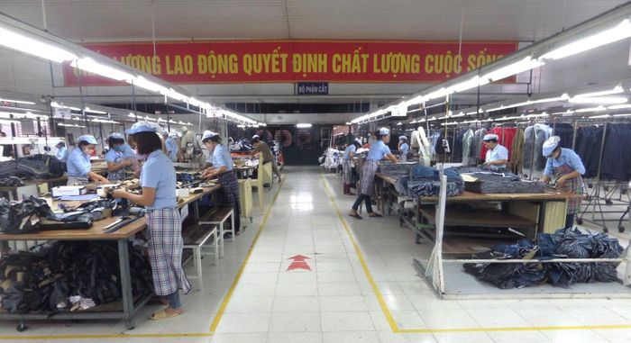  Bộ phận cắt của Công ty TNHH May Đức Giang với khẩu hiệu “Chất lượng lao động quyết định chất lượng cuộc sống” 