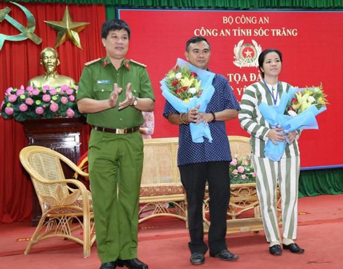 Đại tá Phan Văn Ứng tặng hoa cho các nhân vật tham gia chương trình.
