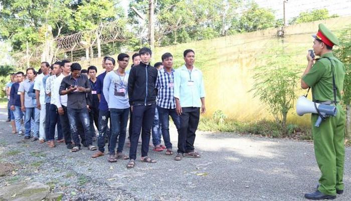 Các thanh thiếu niên trải nghiệm thực tế tại Trại tạm giam Công an tỉnh Sóc Trăng.