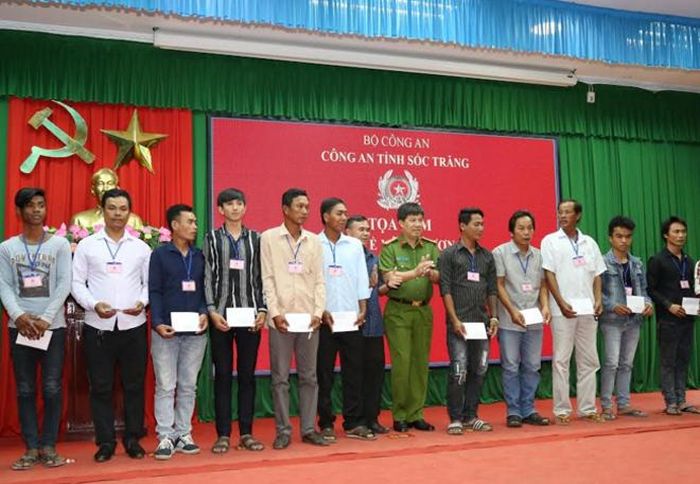 Đại tá Phan Văn Ứng và ông Lê Dương Thừa Hùng tặng quà cho các thanh thiếu niên.