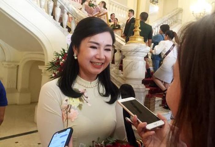  Nghệ sĩ Thu Hà trong vòng vây của báo giới hôm nhận danh hiệu Nghệ sĩ nhân dân. 