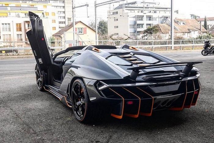 Khi được ra mắt vào cuối năm 2017 tại sự kiện Pebble Beach Concours d’Elegant tại Mỹ, Lamborghini công bố giá bán Roadster Centenario khi đó chỉ 1,9 triệu đô-la.