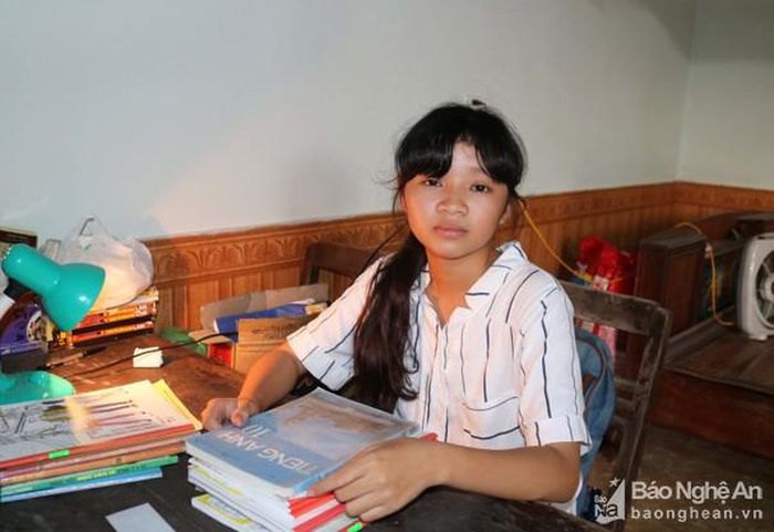 Nguyện vọng của nữ sinh mồ côi là được học hết lớp 12 rồi đi làm để giúp đỡ bà.