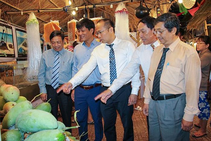Các đại biểu xem gian hàng trưng bày sản vật địa phương tại liên hoan. 