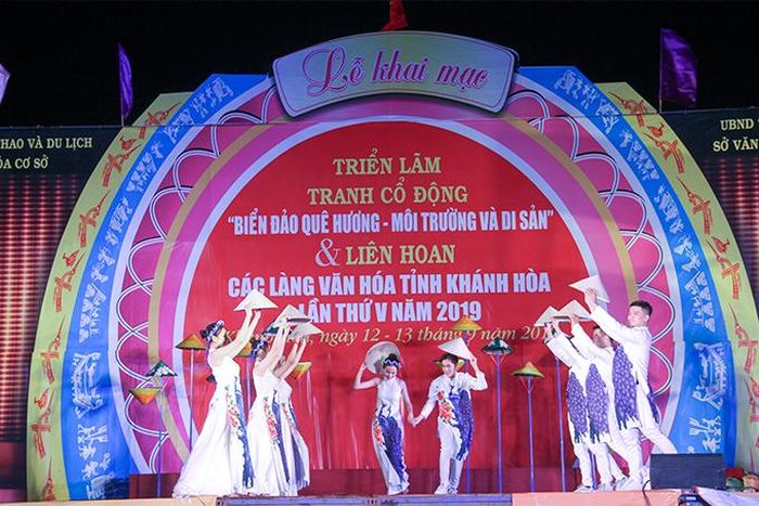 Tiết mục minh họa cho phần thi chằm nón của làng văn hóa Ngũ Mỹ. 