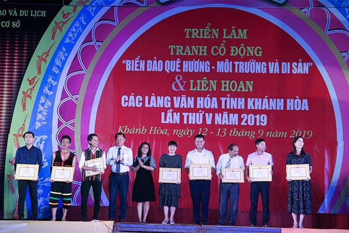 Đại diện Ban tổ chức trao giấy khen cho đại diện các làng văn hóa tham gia liên hoan.