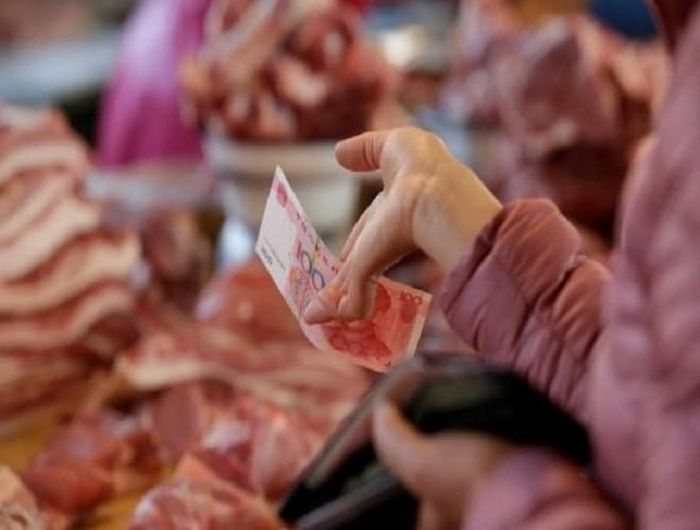  Dù có tiền, thế nhưng nhiều người vẫn chẳng thể có thịt để mua. Giá thịt tăng gấp đôi nhưng số lượng thịt vẫn không đủ để cung cấp. Theo ước tính, chi phí cho thực phẩm của người dân đã tăng 10% so với năm 2018. Cuộc sống của người dân ngày càng khó khăn 