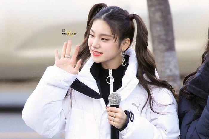 Bên cạnh tài năng toàn diện, thành viên nhóm ITZY còn được các tiền bối và đồng nghiệp yêu quý nhờ tính cách tốt bụng, dễ mến. Tuy mới debut chưa đầy một năm, Yeji đã cho thấy sức hút mạnh mẽ khi vẫn giữ vững thứ hạng cao trên BXH danh tiếng các thành viên nữa Kpop. 
