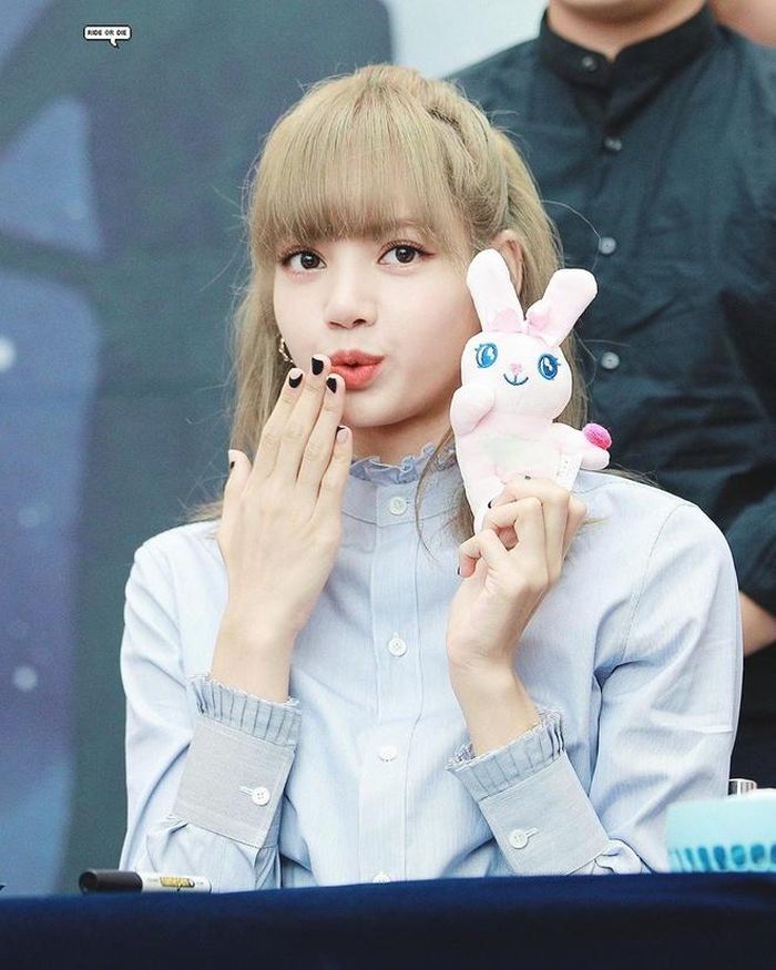 Trong show thực tế Black Pink House, sự đáng yêu của Lisa đã được bộc lộ rõ nét. Khác với sự e ngại, mắc cỡ khi xuất hiện trước mặt fan, nữ idol người Thái thường xuyên pha trò và chọc ghẹo các chị trong nhóm. Đây cũng là một trong những điểm đáng yêu của Lisa được người hâm mộ chú ý. 