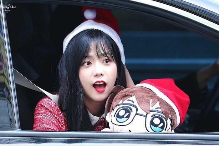 Không chỉ trên các chương trình giải trí, ngoài đời sao nữ cũng đáng yêu không kém. Điều này góp phần đưa cái tên Ji Soo đến gần hơn với người hâm mộ. Cô hiện là một trong những nữ thần tượng có độ phủ sóng rộng rãi nhất nhì Kpop. 