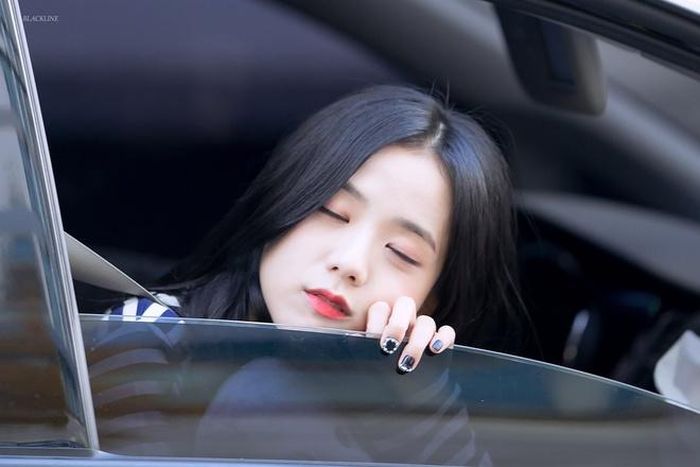 Nét đáng yêu của Ji Soo hình thành từ trong tính cách, sở thích đến ngoại hình, phong cách. Chị cả nhóm Black Pink yêu thích Pikachu, thích đọc truyện tranh và xem phim hoạt hình. Trong show thực tế của nhóm, khán giả không ít lần được chứng kiến sự hài hước, “tăng động” của Ji Soo.