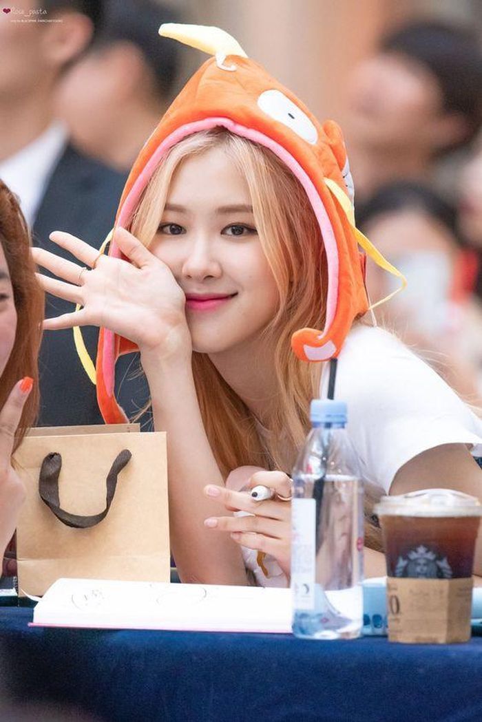 Khác với hình ảnh đầy thần thái, kiêu kỳ trên sân khấu, Rosé ngoài đời là một cô gái dễ mến từ ngoại hình đến tính cách. Từng hành động, biểu cảm của cô đều toát lên sự trong sáng, hồn nhiên. Điều này đã được thể hiện rõ trên các show truyền hình và chương trình thực tế của nhóm mang tên Black Pink House. 