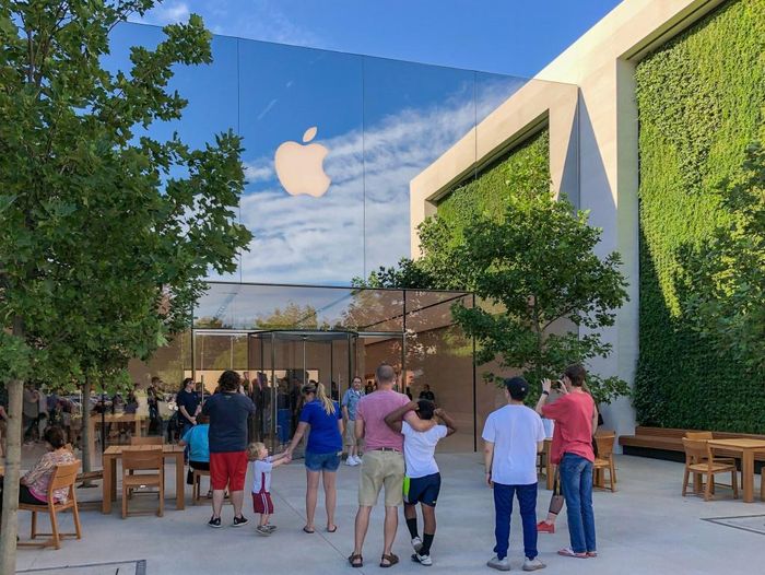 Ngoại thất là điểm nhấn đáng chú ý nhất ở đây. Apple xây dựng hai bước tường song song nhau ở bên trái và phải cửa hàng, tạo ra một không gian ngoài trời yên tĩnh, thoải mái với cây xanh và những bộ bàn ghế xinh xắn.