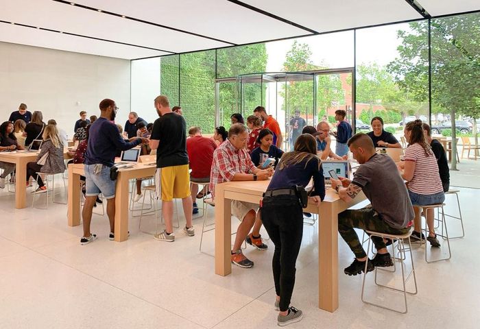 Khách hàng khá hào hứng, vui vẻ khi tham quan tại Apple Store Louisville. Ảnh chụp từ bên trong hướng ra cửa cho thấy không gian thoáng đãng của cửa hàng này.