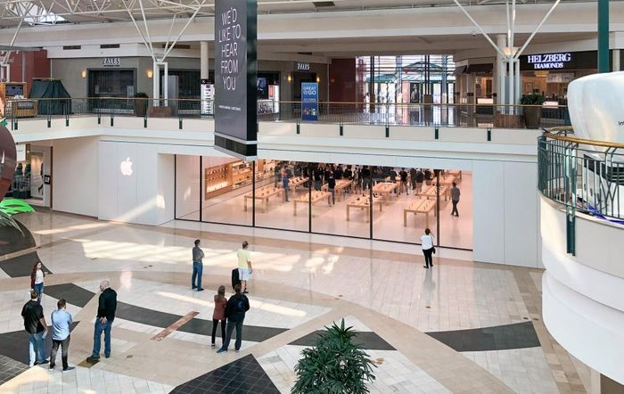 Apple Store tại Woodlands, bang Texas (Mỹ) cũng được nâng cấp với thiết kế mang tính truyền thống hơn, nằm ở vị trí đắc địa, ngay hành lang chính của Trung tâm thương mại.