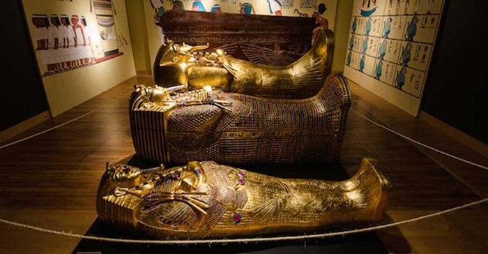 Không ai biết chuyện gì xảy đến với Neferneferuaten cũng như vì sao Tutankhamun lại được chôn cất trong cỗ quan tài được làm cho người khác.