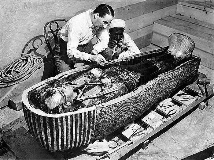 Theo đó, Tutankhamun được chôn cất trong một lăng mộ dành cho bậc đế vương.