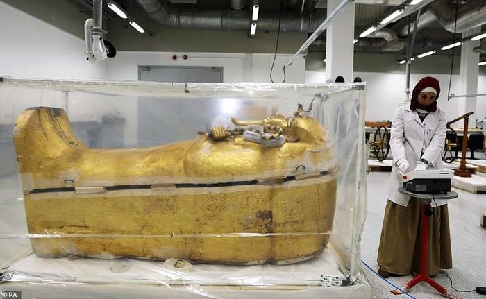 Trong số này, đánh chú ý là bí ẩn về 3 cỗ quan tài của Tutankhamun. Các chuyên gia tìm thấy xác ướp của nhà vua nổi tiếng Ai Cập đặt trong 3 quan tài xếp chồng vào nhau.