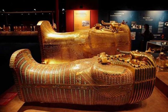 Nhiều nhà Ai Cập học cho rằng cỗ quan tài này cùng một số hiện vật tùy táng cùng Tutankhamun ban đầu là dành cho Neferneferuaten - người tiền nhiệm của ông hoàng này.