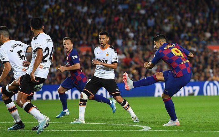 Suarez tỏa sáng với cú đúp bàn thắng vào các phút 61 và 82