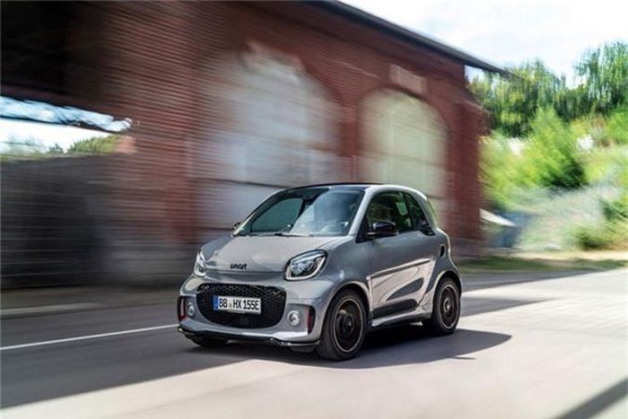  Hầu hết, những thay đổi về ngoại hình và nội thất của cặp đôi EQ ForTwo và EQ ForFour đều được đánh giá tích cực. Tuy vậy, dường như Smart đã gây thất vọng ít nhiều trong vấn đề được xem là quan trọng nhất, đó là hệ truyền động. Cụ thể, bộ đôi xe điện mới này được trang bị khối pin Lithium-ion 17,6 kWh, cung cấp năng lượng cho động cơ điện tạo ra công suất 80 mã lực và 160 Nm mô-men xoắn cực đại. 
