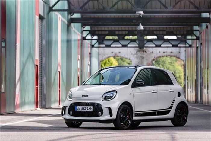  Với phạm vi hoạt động của xe điện Smart EQ 2020 khá hạn chế, chủ sở có thể sẽ phải sạc chiếc xe của mình khá thường xuyên. Tuy vậy, nếu nhìn nhận một cách tích cực thì bộ sạc trên bo mạch 22kW của xe có thể cho phép sạc nhanh với thời gian chỉ chưa đầy 40 phút. 