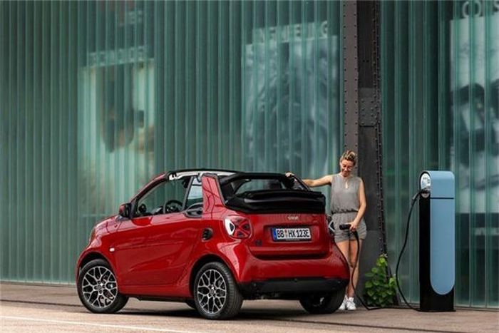  Smart không tiết lộ thông số kỹ thuật chi tiết, ngoại trừ việc công bố phạm vi hoạt động điện của xe là khoảng 159 km. Đây là một con số khá thất vọng, bởi vì với một lần sạc đầy, chiếc xe chỉ có thể đi lại vài vòng trong các đường phố đô thị. Phạm vi 159km chỉ giúp chiếc xe mới nhỉnh hơn một chút so với ForFour trước khi nâng cấp (xe chạy được khoảng 137 - 155 km trên một lần sạc). 