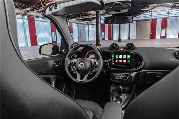  Tuy sở hữu ngoại hình nhỏ gọn nhưng bộ đôi EQ ForTwo và EQ ForFour lại được thiết kế khá nhiều các không gian chứa đồ nhỏ. Hãng xe ôtô Smart cho biết, những khoang chứa đồ này đủ lớn và rộng rãi để chủ nhân có thể chứa được nhiều phụ kiện thường dùng như điện thoại, các khay để cốc... chúng đều có thể tháo rời khá linh hoạt. 