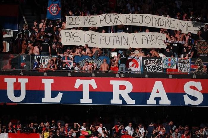 Tấm biểu ngữ lớn được CĐV PSG căng trên khán đài nhằm phản đối Neymar. Ảnh: B/R