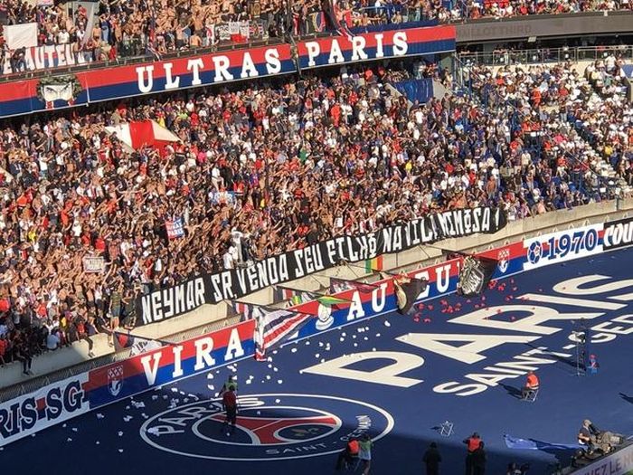 Dẫu đã tỏa sáng giải cứu PSG nhưng Neymar vẫn bị các CĐV la ó. Ảnh: AS Sport.