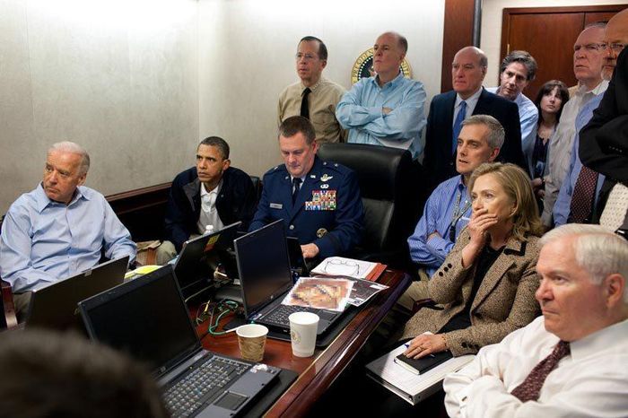  Tổng thống Obama và các quan chức Mỹ theo dõi chiến dịch từ phòng Tình huống. (Ảnh: Reuters) 