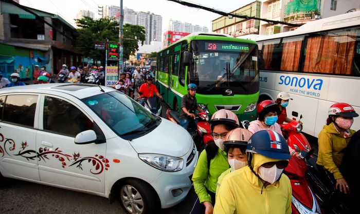 Kẹt xe là thế, còn người điều kiển phương tiện thì ai biết người đó, lưu thông hỗn loạn. Xe lớn chèn ép xe máy, còn xe máy thì tạt đầu, chặn mũi xe lớn.